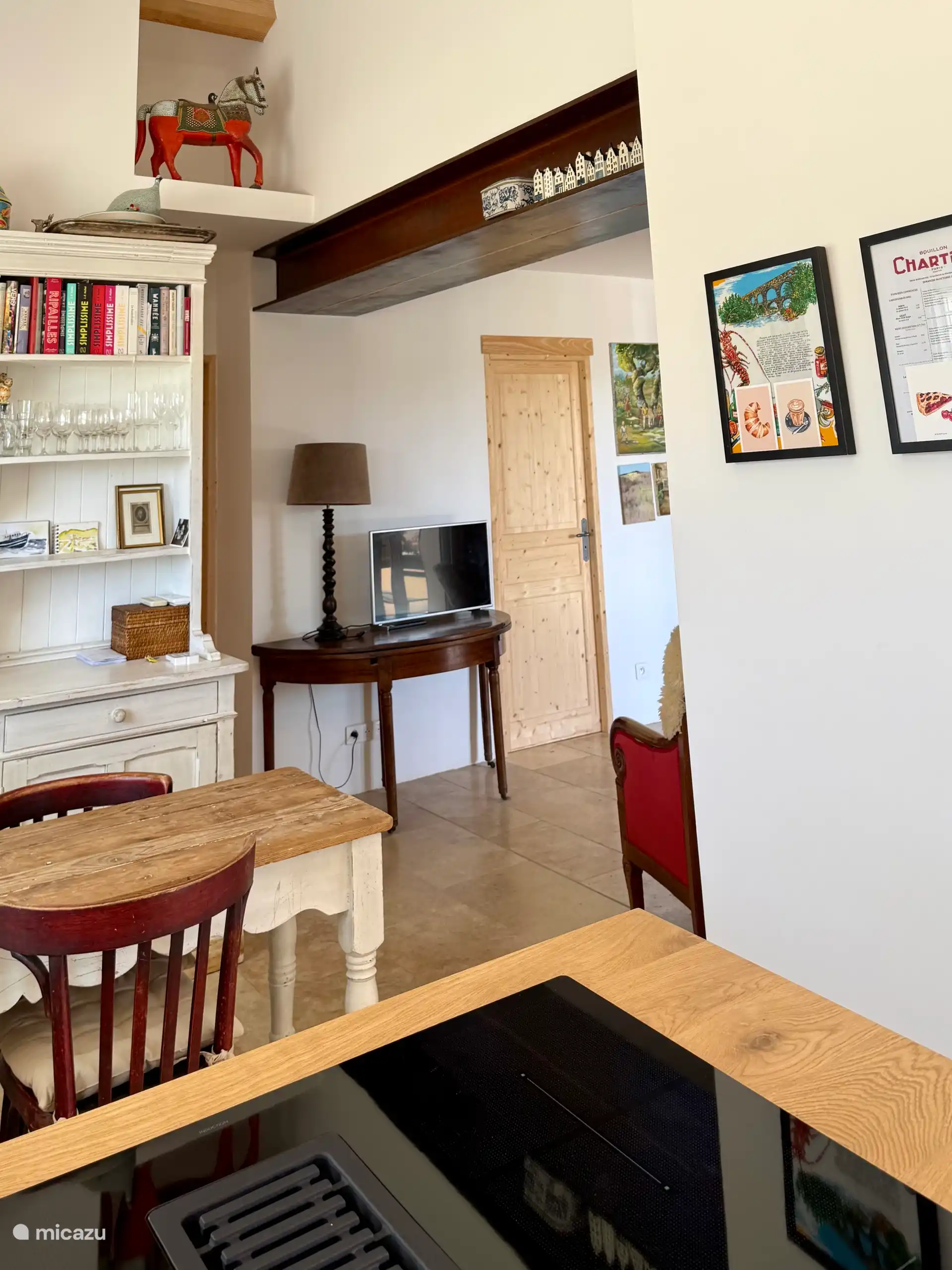 vue de la cuisine vers la salle à manger et le séjour. la porte cache l'ancienne cuisine qui est actuellement un débarras 