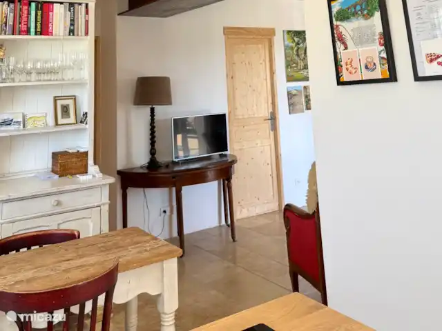 Las cigarras de St-Quentin-la-Poterie en Francia, Gard, Saint-Quentin-la-Poterie - casa vacacional Vista desde la cocina al comedor y a la sala de estar. La puerta esconde la antigua cocina que actualmente es un trastero