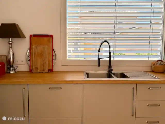 Las cigarras de St-Quentin-la-Poterie en Francia, Gard, Saint-Quentin-la-Poterie - casa vacacional Hermosa cocina con doble fregadero, lavavajillas y nevera