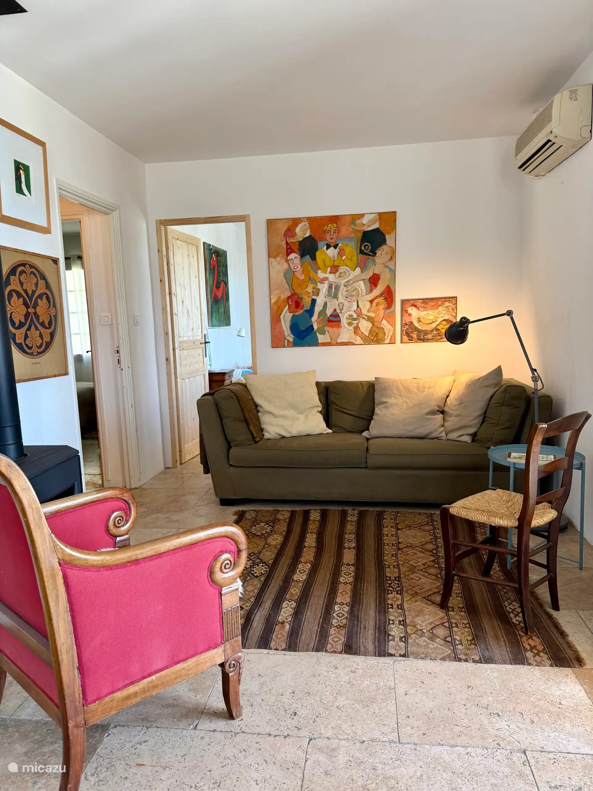 le séjour avec son poêle à bois