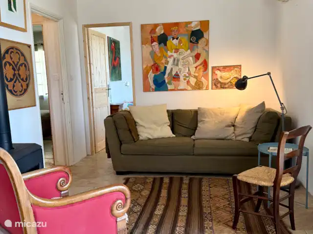 Las cigarras de St-Quentin-la-Poterie en Francia, Gard, Saint-Quentin-la-Poterie - casa vacacional La sala de estar con su estufa de leña