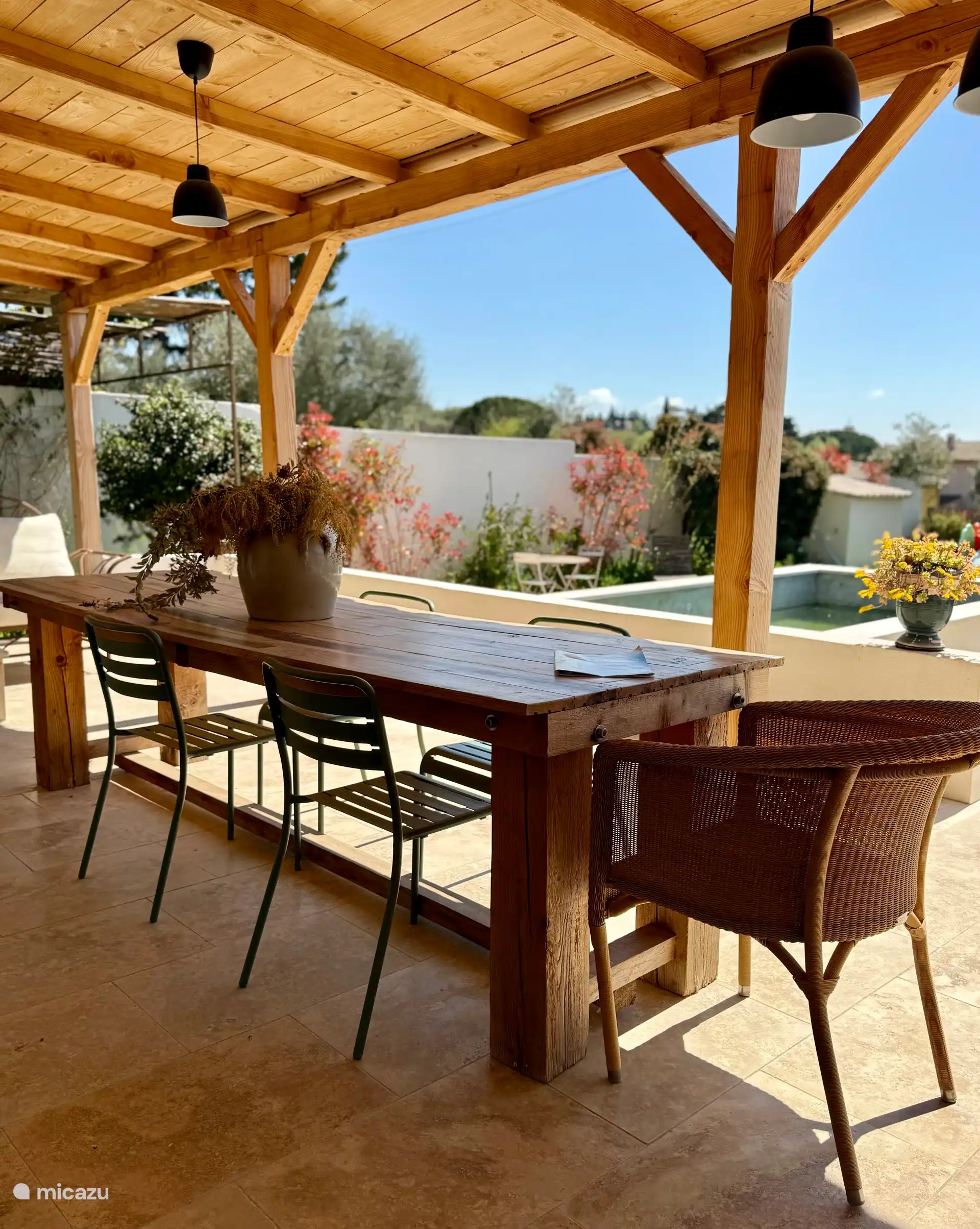 la terrasse orientée sud avec belle vue sur le soleil couchant, le Duché d'Uzès au loin.
