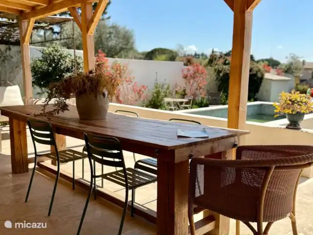 Las cigarras de St-Quentin-la-Poterie en Francia, Gard, Saint-Quentin-la-Poterie - casa vacacional la terraza orientada al sur con una hermosa vista del sol poniente, el Ducado de Uzès a lo lejos.