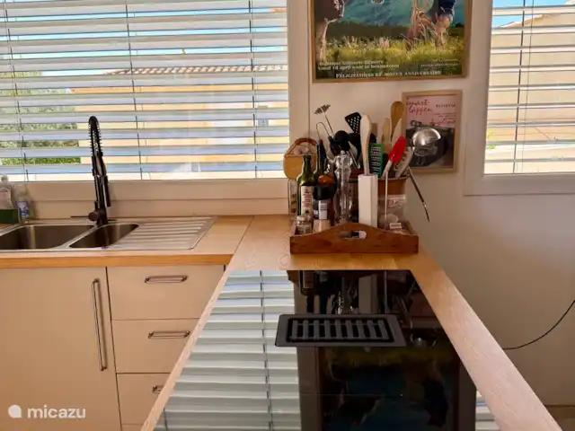 Las cigarras de St-Quentin-la-Poterie en Francia, Gard, Saint-Quentin-la-Poterie - casa vacacional Bonita y luminosa cocina, placa de inducción con campana integrada