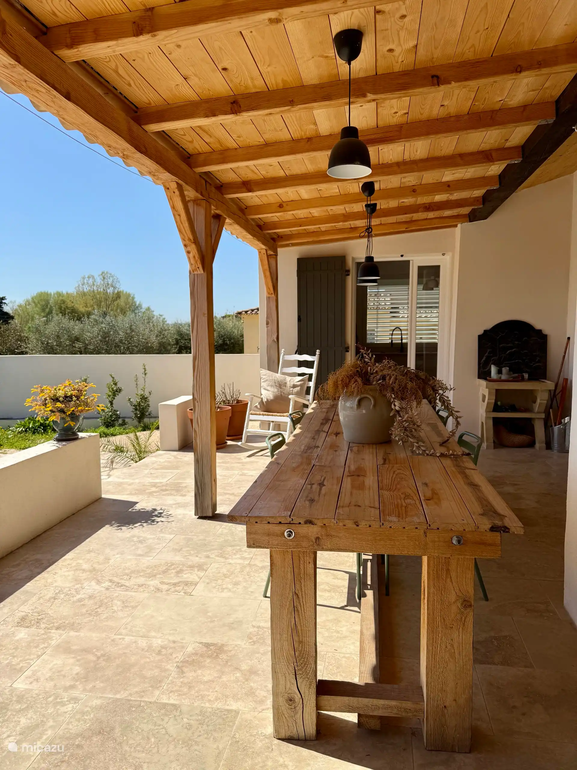 grande table exterieure en bois pour des tablées conviviales entre amis ou en famille