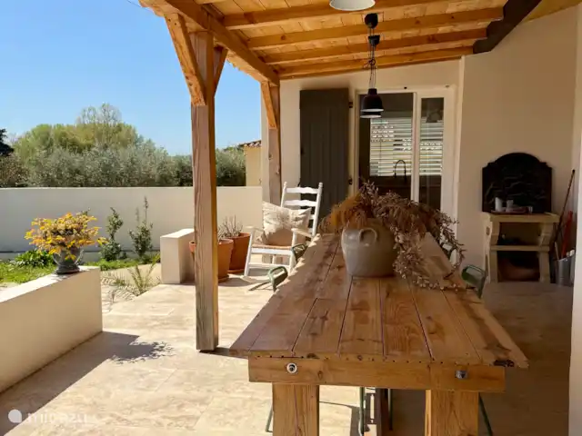 Las cigarras de St-Quentin-la-Poterie en Francia, Gard, Saint-Quentin-la-Poterie - casa vacacional Gran mesa de exterior de madera para mesas de convivencia con amigos o familiares