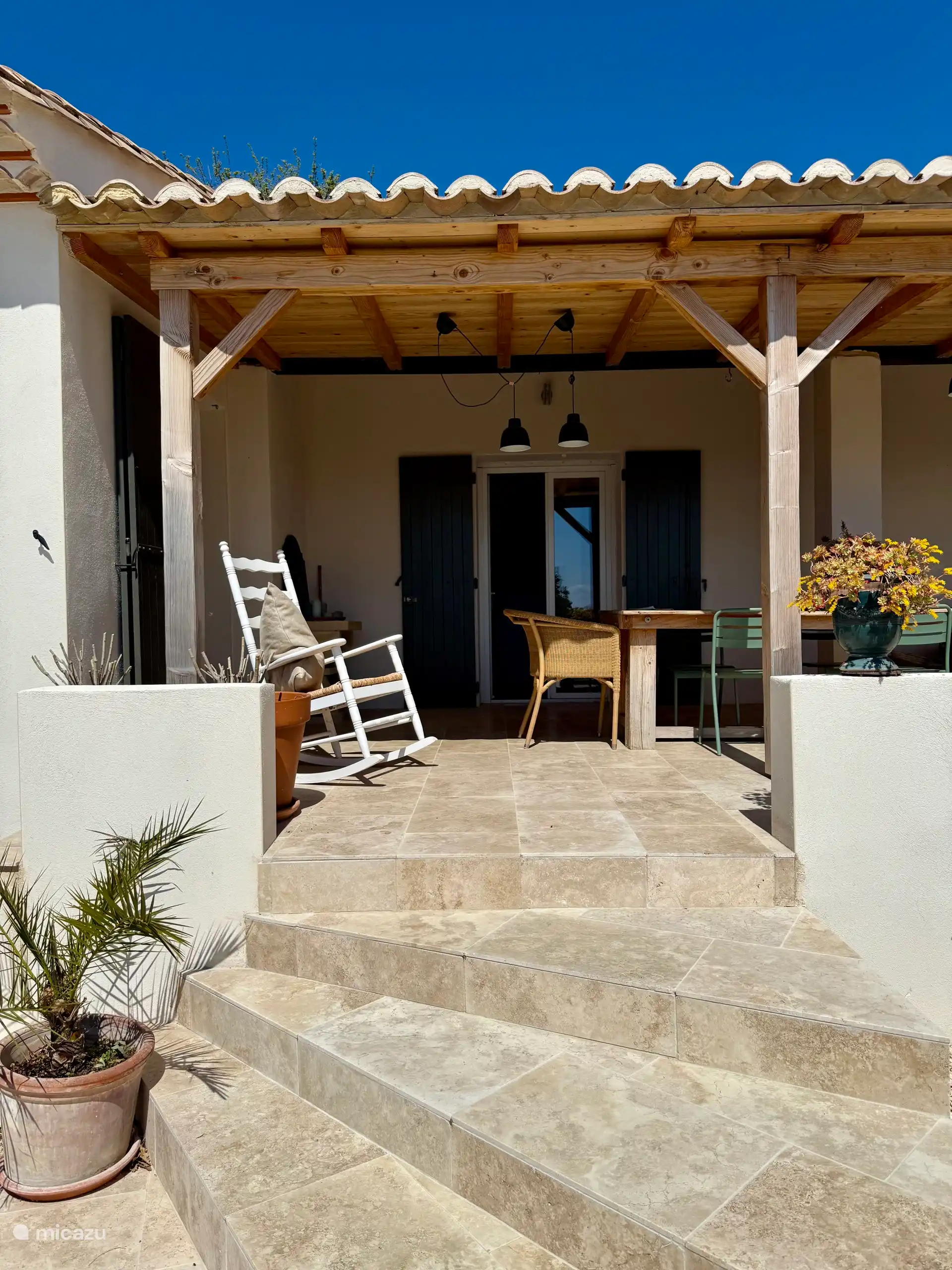 fauteuil basculant pour se lover au soleil. 