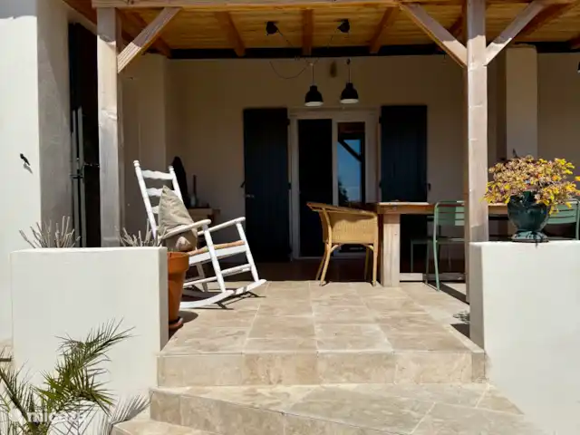 Las cigarras de St-Quentin-la-Poterie en Francia, Gard, Saint-Quentin-la-Poterie - casa vacacional Sillón basculante para acurrucarse al sol.