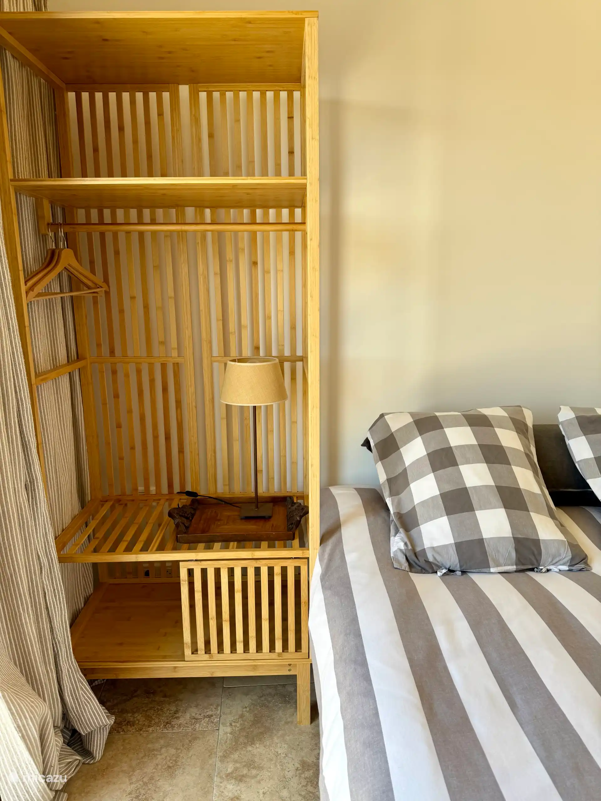 armoire ouverte pour la chambre 1