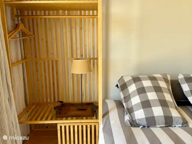 Las cigarras de St-Quentin-la-Poterie en Francia, Gard, Saint-Quentin-la-Poterie - casa vacacional Armario abierto para el dormitorio 1