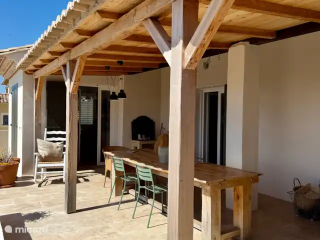 Las cigarras de St-Quentin-la-Poterie en Francia, Gard, Saint-Quentin-la-Poterie - casa vacacional La cocina y el salón comunican directamente con la preciosa terraza exterior de 37 m2