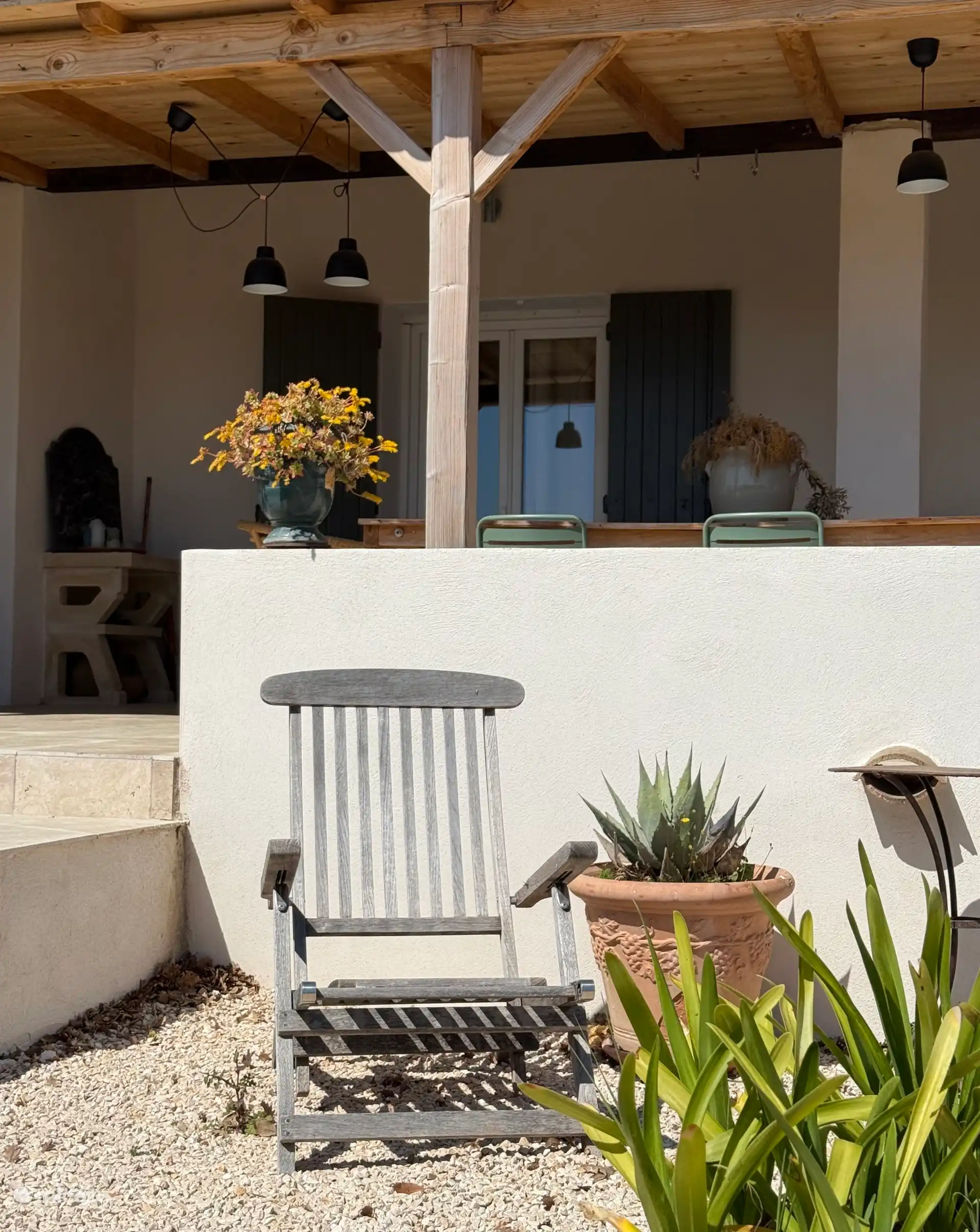 le jardin est équipé de bain-soleil