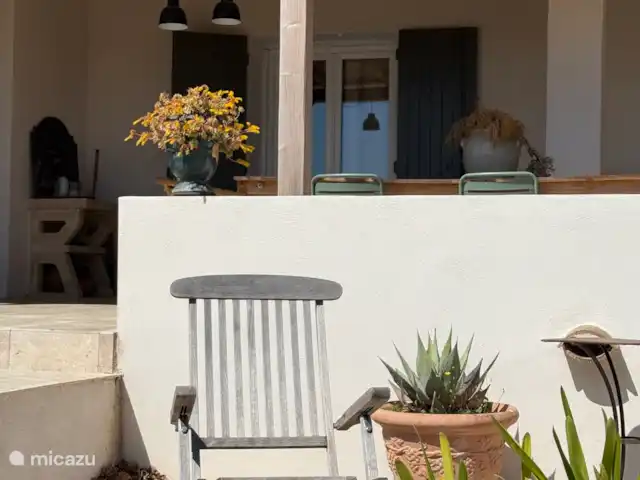 Las cigarras de St-Quentin-la-Poterie en Francia, Gard, Saint-Quentin-la-Poterie - casa vacacional El jardín está equipado con una tumbona