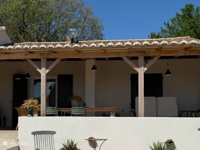 Las cigarras de St-Quentin-la-Poterie en Francia, Gard, Saint-Quentin-la-Poterie - casa vacacional La terraza cubierta