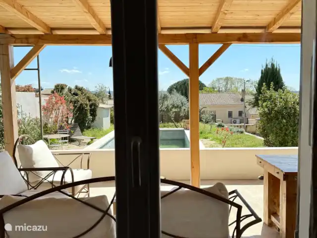 Las cigarras de St-Quentin-la-Poterie en Francia, Gard, Saint-Quentin-la-Poterie - casa vacacional Terraza cubierta