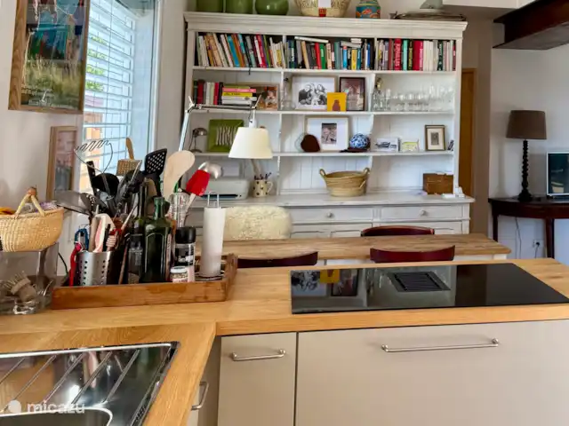 Las cigarras de St-Quentin-la-Poterie en Francia, Gard, Saint-Quentin-la-Poterie - casa vacacional Cocina abierta con vistas al comedor