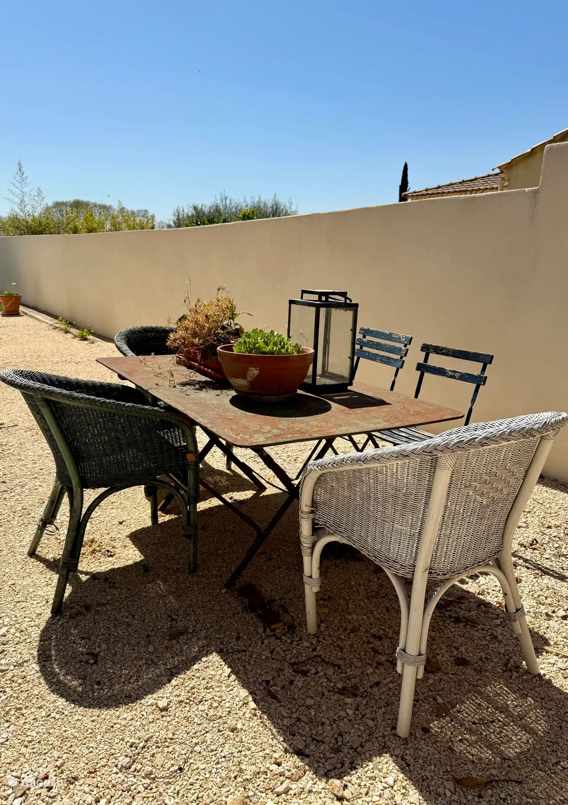 encore un ensemble de table et chaises/fauteuils, y jouer un jeu de société vous parle?