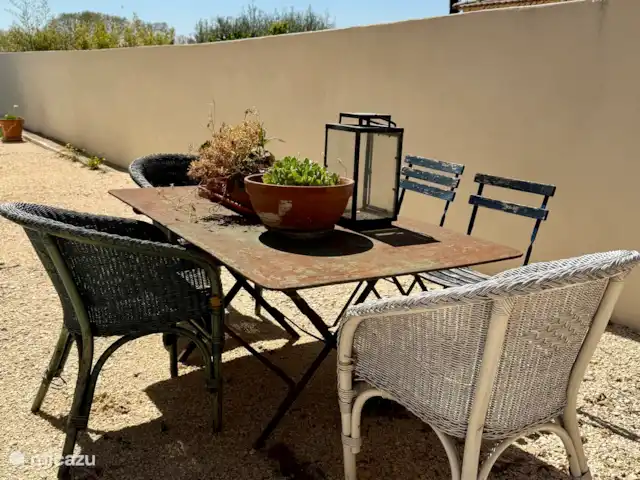 Las cigarras de St-Quentin-la-Poterie en Francia, Gard, Saint-Quentin-la-Poterie - casa vacacional Otro conjunto de mesa y sillas/sillones, ¿te habla jugar a un juego de mesa?