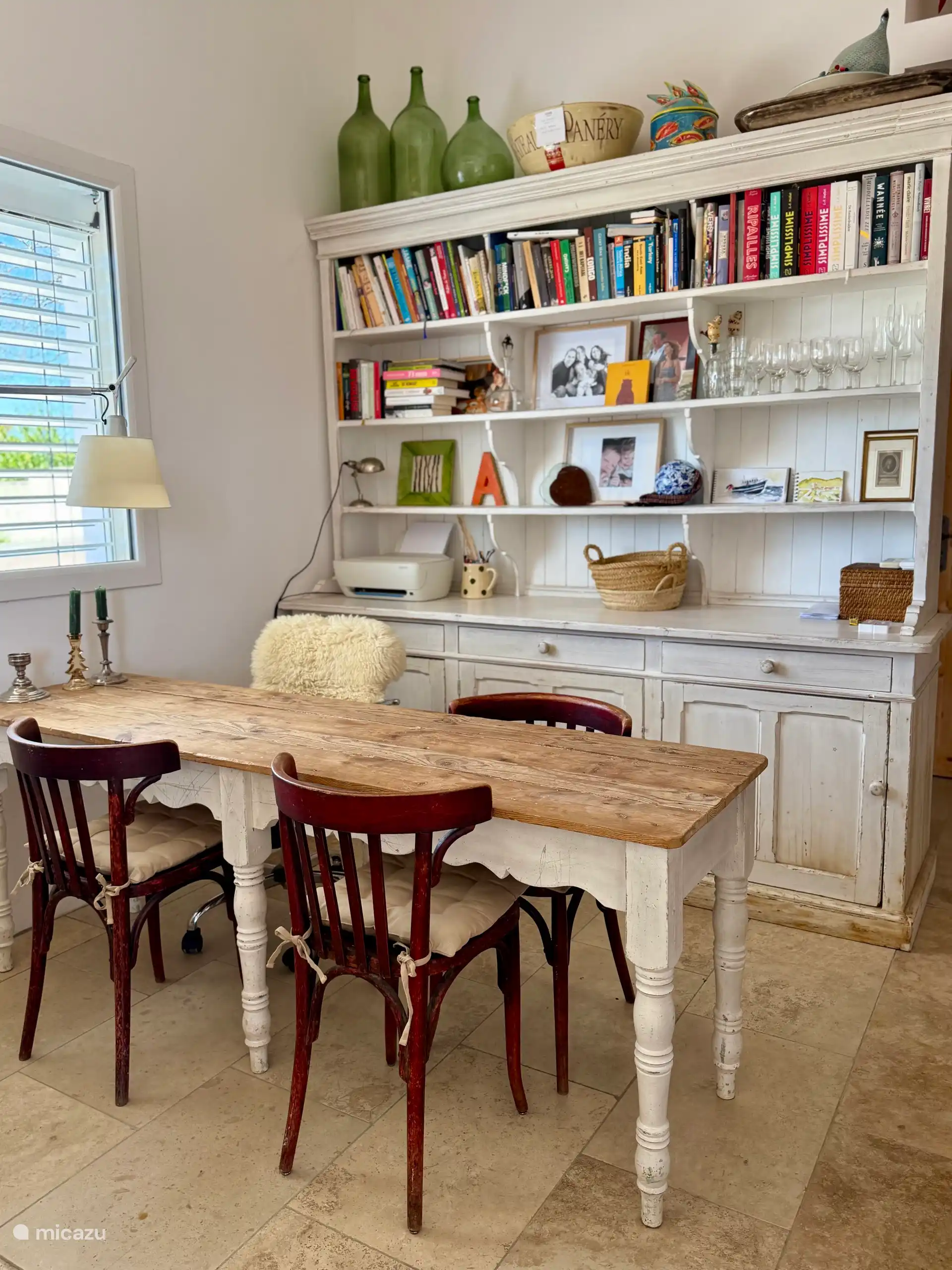 la table en bois dans la salle à manger intérieure