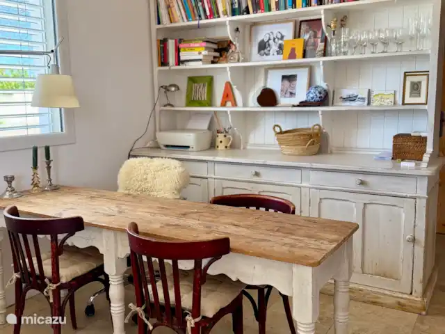 Las cigarras de St-Quentin-la-Poterie en Francia, Gard, Saint-Quentin-la-Poterie - casa vacacional La mesa de madera en el comedor interior