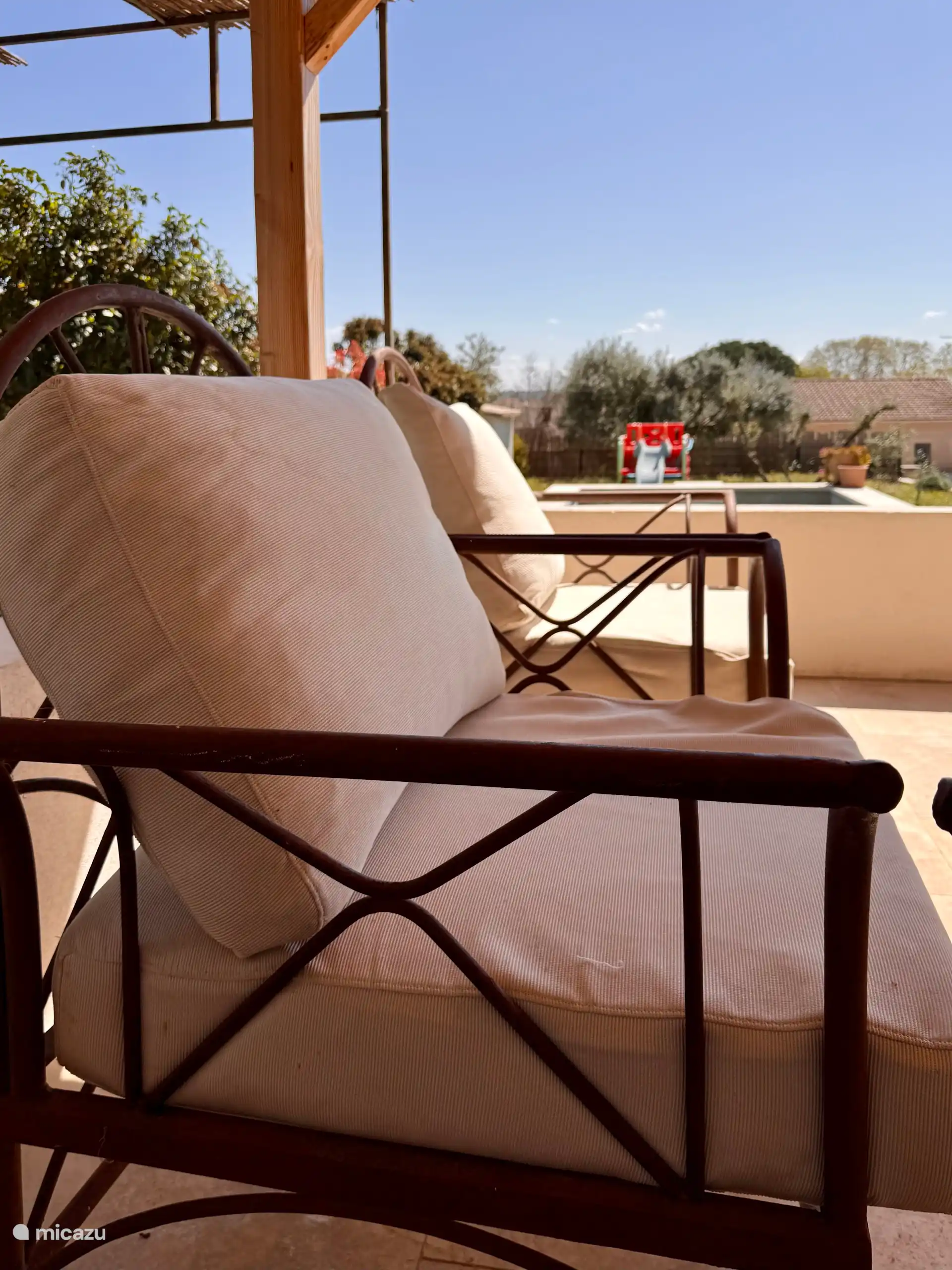 un canapé et 2 fauteuils extérieurs pour la terrasse couverte. 
