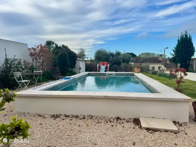 Las cigarras de St-Quentin-la-Poterie en Francia, Gard, Saint-Quentin-la-Poterie - casa vacacional Het Zwembad met beach in trapje