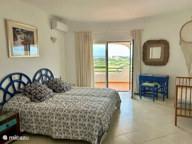 Location de Vacances Portugal, Algarve, Albufeira, villa - Brisa do Mar Chambre 2, lits jumeaux, climatisation, beaucoup d’espace de rangement et grande terrasse privée. Il y a aussi un berceau ici et il y a un parc et une chaise haute.
