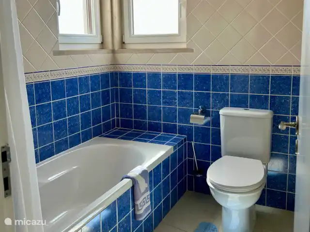 Location de Vacances Portugal, Algarve, Albufeira, villa - Brisa do Mar Salle de bain attenante à la chambre 2. Toilettes, douche dans la baignoire.....avec vue sur la mer