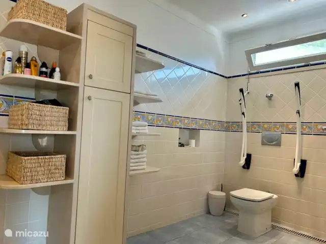 Location de Vacances Portugal, Algarve, Albufeira, villa - Brisa do Mar Salle de bain attenante dans la chambre principale, toilettes, douche entièrement accessible aux personnes handicapées ou âgées