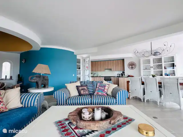 Location de Vacances Portugal, Algarve, Albufeira, villa - Brisa do Mar Salon spacieux et confortable avec 3x portes-fenêtres donnant sur la terrasse / piscine