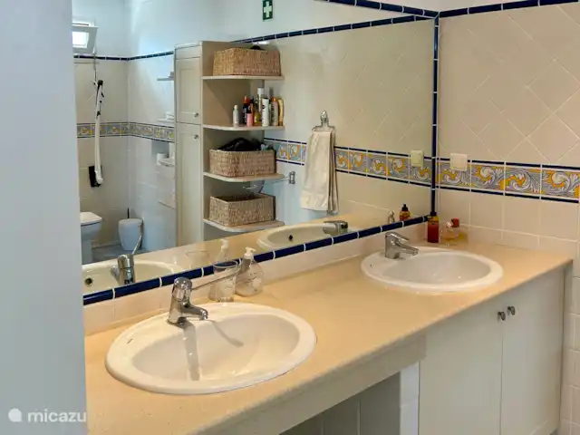 Location de Vacances Portugal, Algarve, Albufeira, villa - Brisa do Mar Salle de bain attenante dans la chambre principale