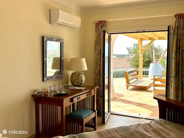 Location de Vacances Portugal, Algarve, Albufeira, villa - Brisa do Mar Portes françaises dans la chambre des maîtres au rez-de-chaussée