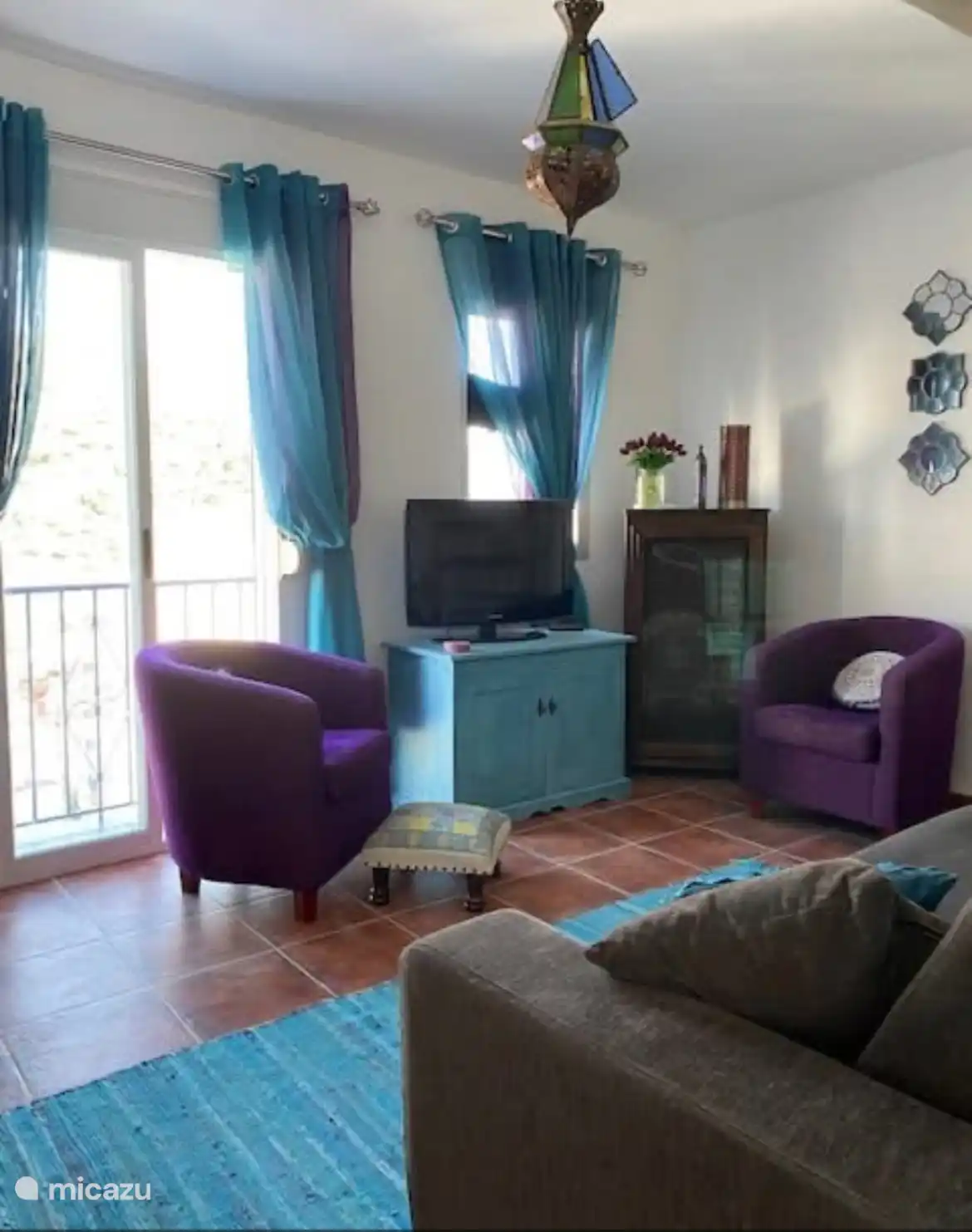 Wohnzimmer mit schönem Blick auf die Berge 