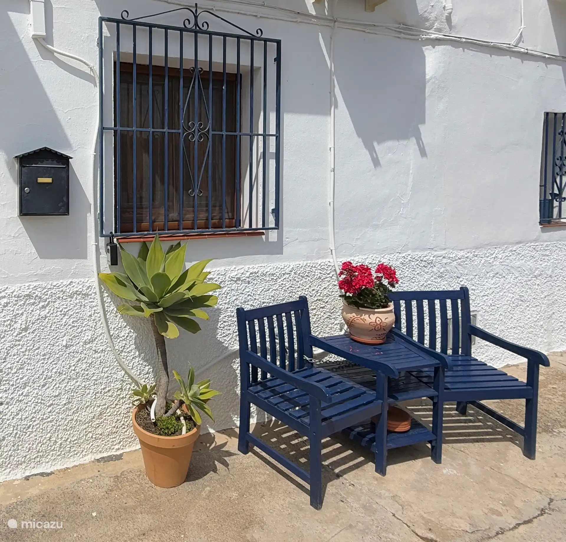 Terrasse mit gemütlichem Zweisitzer