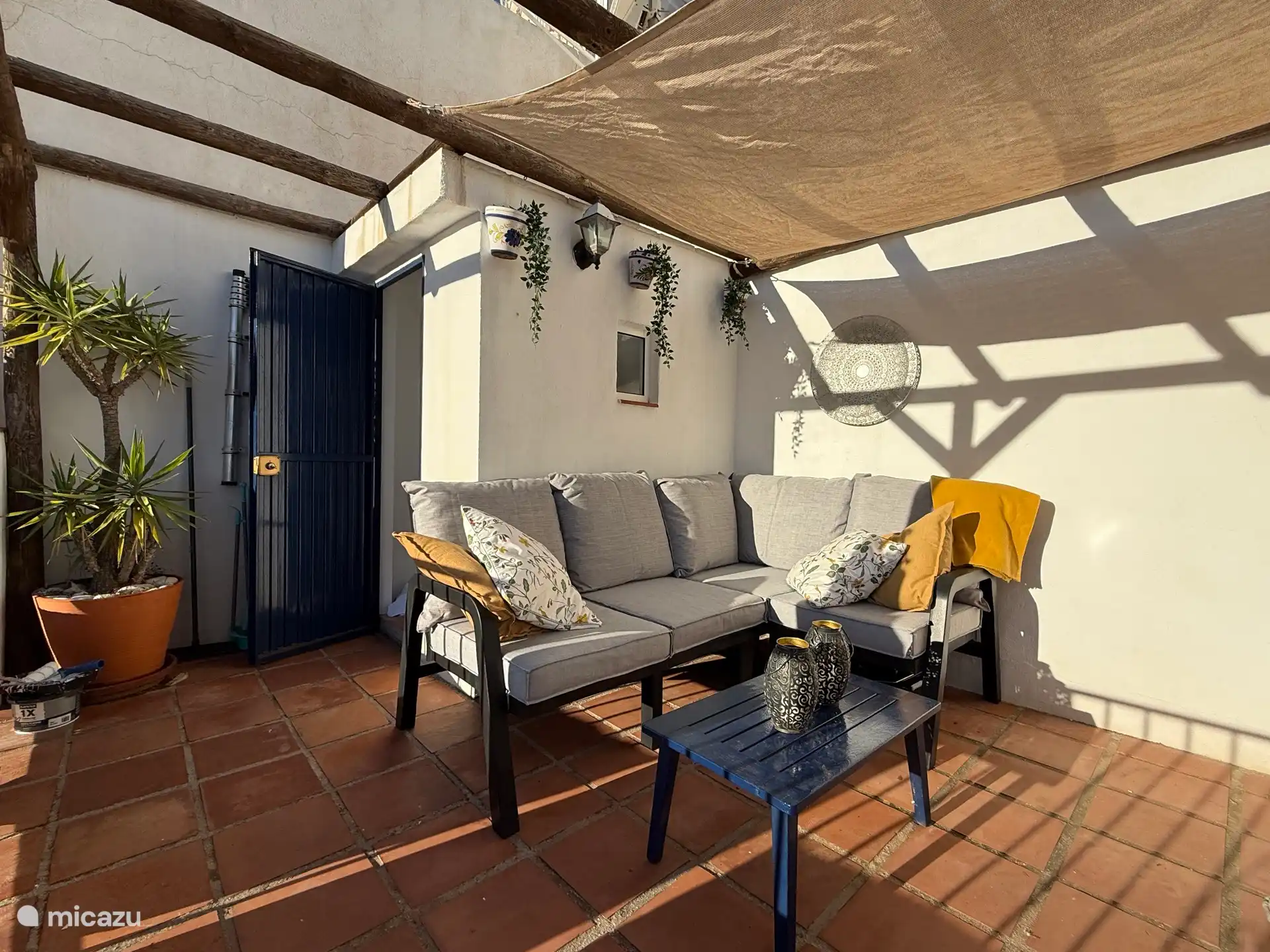 Großzügige private Dachterrasse im Südosten Ausgestattet mit Außenküche mit Kühlschrank, Waschmaschine und Grill – perfekt für lange Sommerabende