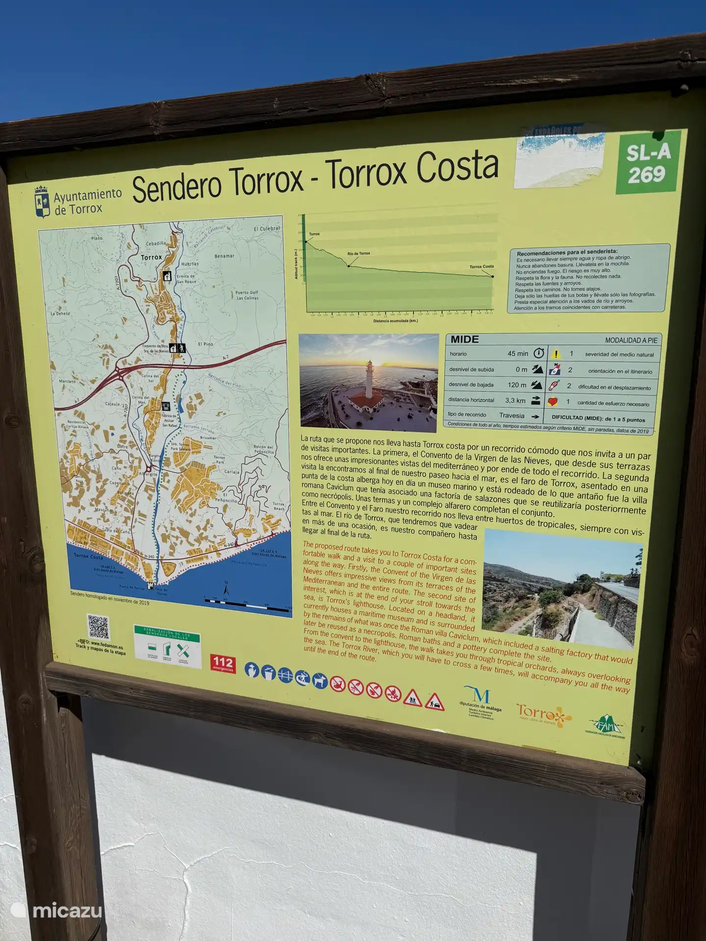 Wenn Sie dem Fluss (Rio Torrox) flussabwärts folgen, erreichen Sie nach 3,3 km die Küste mit Stränden und den Boulevard. Natürlich kann man auch zu Fuß zurückgehen, aber für 8 Euro hat man ein Taxi oder man nimmt den Bus.