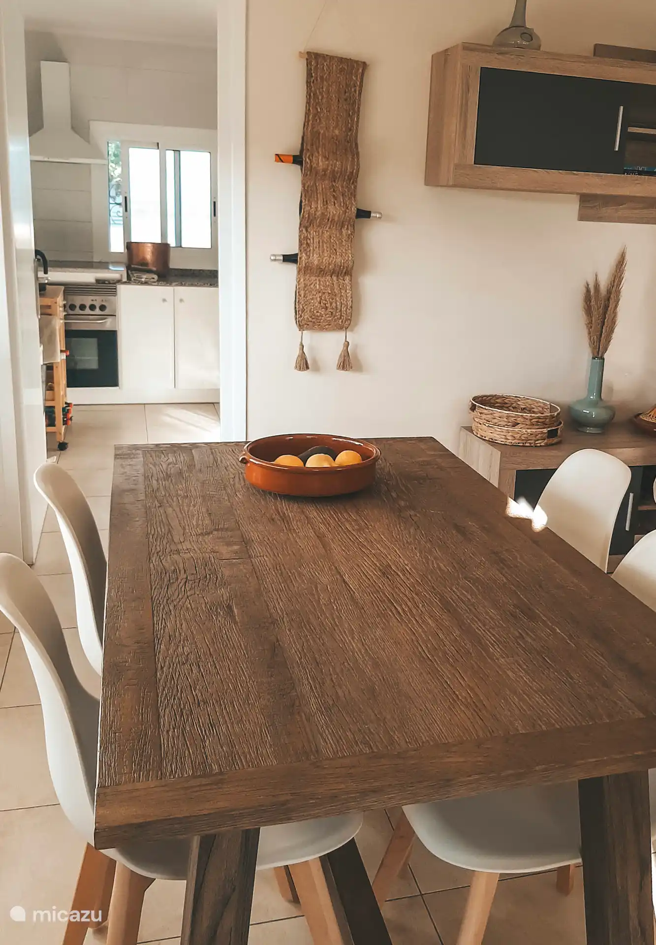 Esstisch mit der Küche im Hintergrund