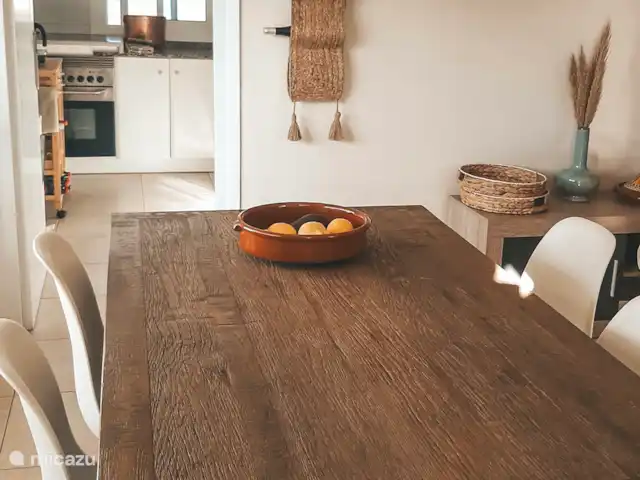 Location de Vacances Espagne, Costa Dorada, Mont-Roig del Camp, maison de vacances - Casa Porta Verda Table à manger avec la cuisine en arrière-plan