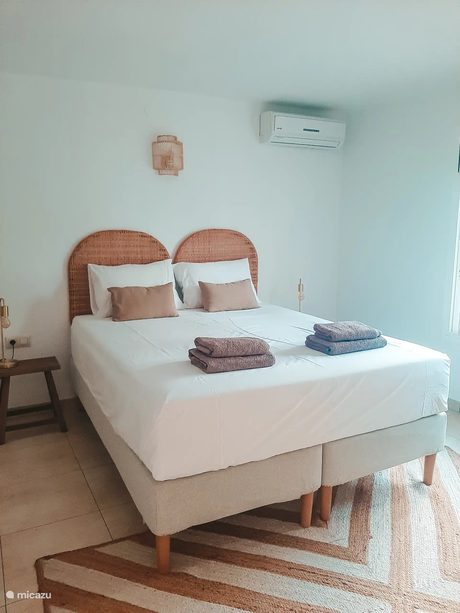 Schlafzimmer 1 mit Doppelbett und Klimaanlage