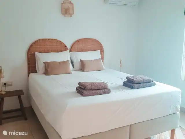 Location de Vacances Espagne, Costa Dorada, Mont-Roig del Camp, maison de vacances - Casa Porta Verda Chambre 1 avec un lit double et la climatisation