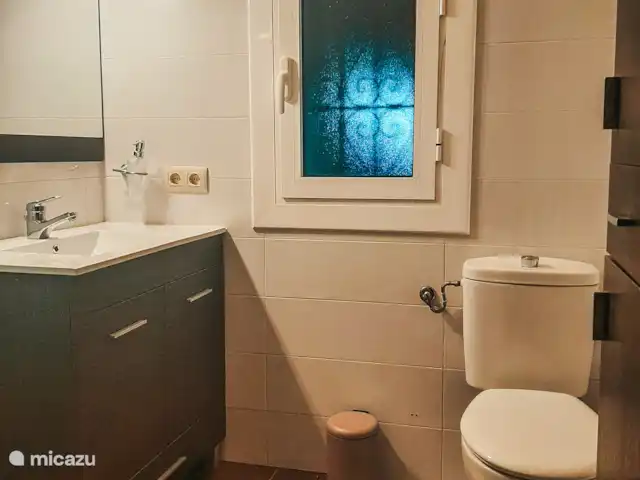 Location de Vacances Espagne, Costa Dorada, Mont-Roig del Camp, maison de vacances - Casa Porta Verda La salle de bain avec douche, lavabo et toilettes
