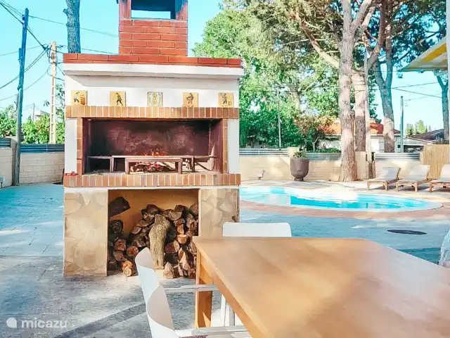 Location de Vacances Espagne, Costa Dorada, Mont-Roig del Camp, maison de vacances - Casa Porta Verda La longue table sous la verrière avec le BBQ au feu de bois