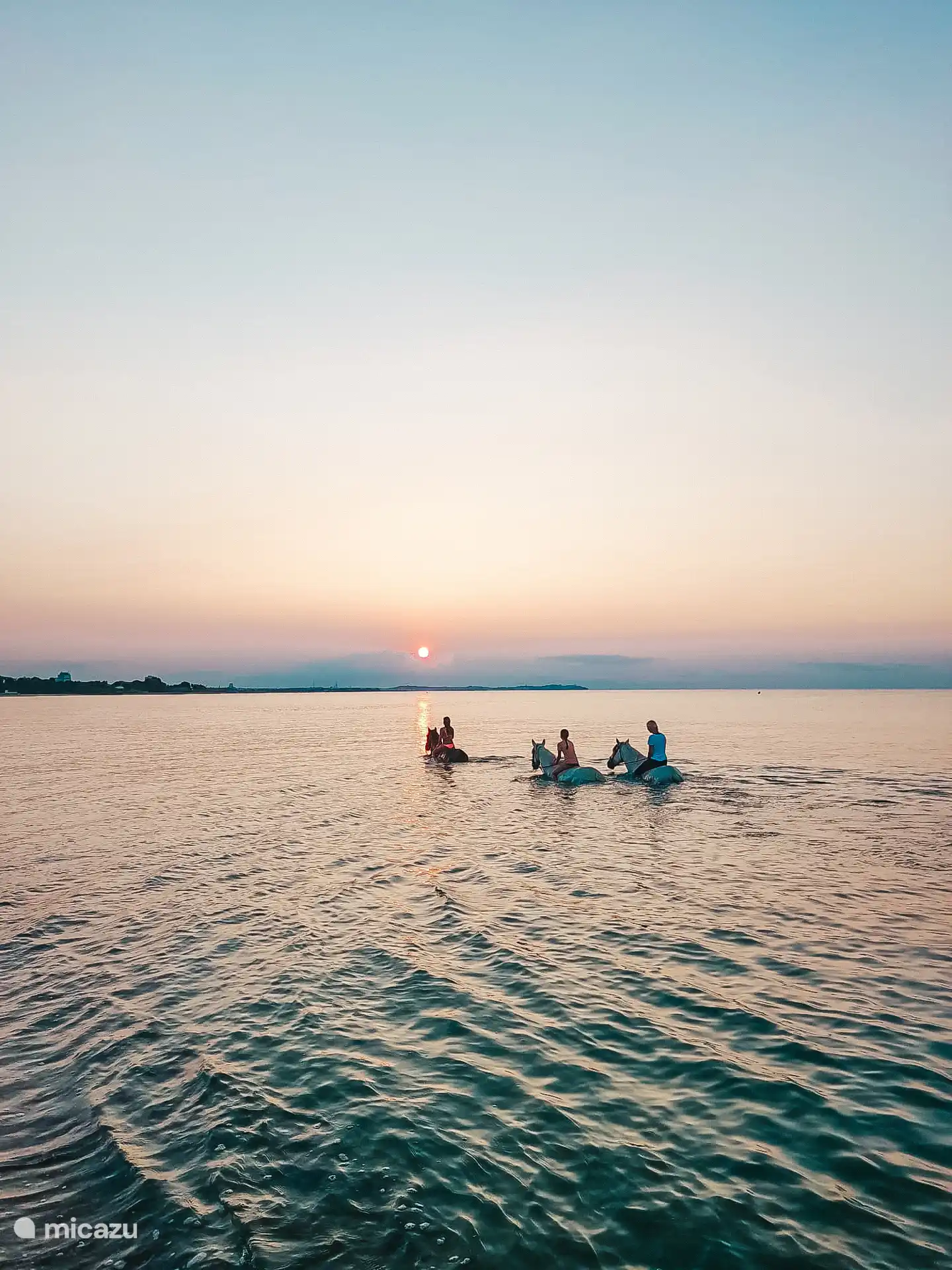 Reiten bei Sonnenaufgang am Strand in der Nähe des Hauses – wir organisieren das gerne für unsere Gäste. 