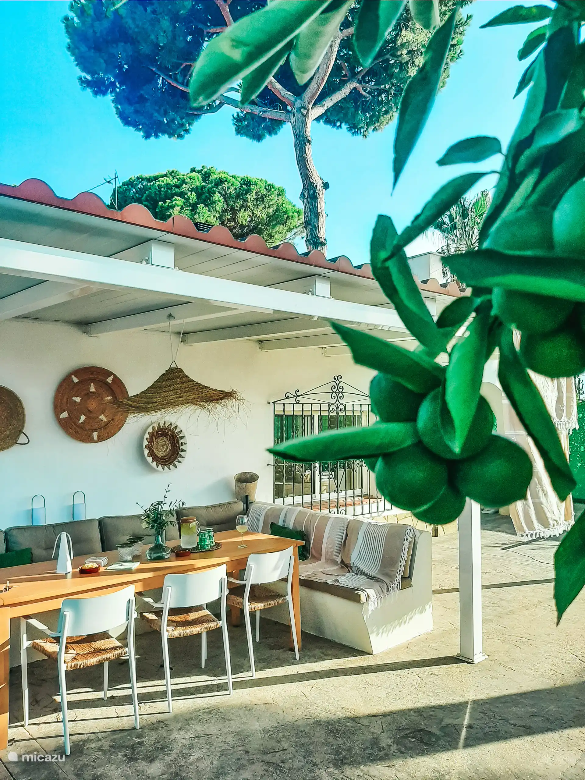 Unter dem Baldachin befindet sich ein schönes, geräumiges Ecksofa mit einem großen Tisch