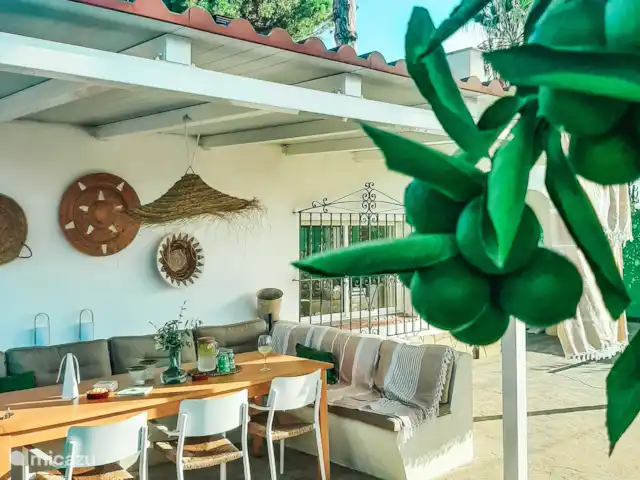 Location de Vacances Espagne, Costa Dorada, Mont-Roig del Camp, maison de vacances - Casa Porta Verda Sous la verrière se trouve un joli canapé d’angle spacieux avec une grande table