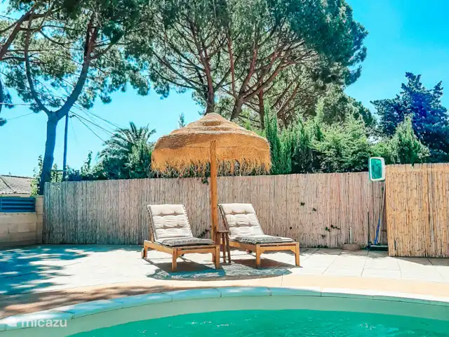 Location de Vacances Espagne, Costa Dorada, Mont-Roig del Camp, maison de vacances - Casa Porta Verda Dans le jardin, il y a deux parasols et 4 transats