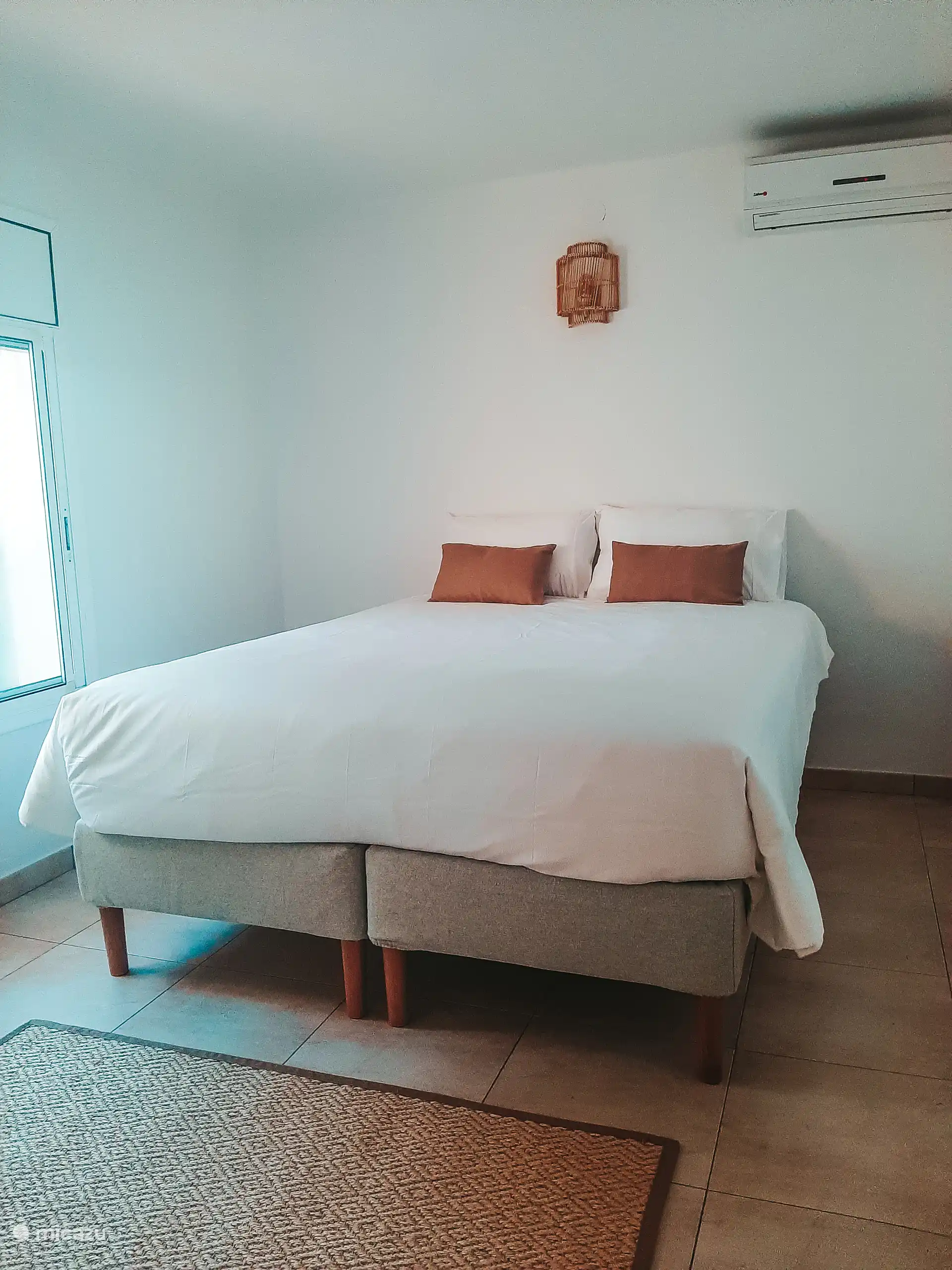 Schlafzimmer 2 mit Doppelbett und Klimaanlage