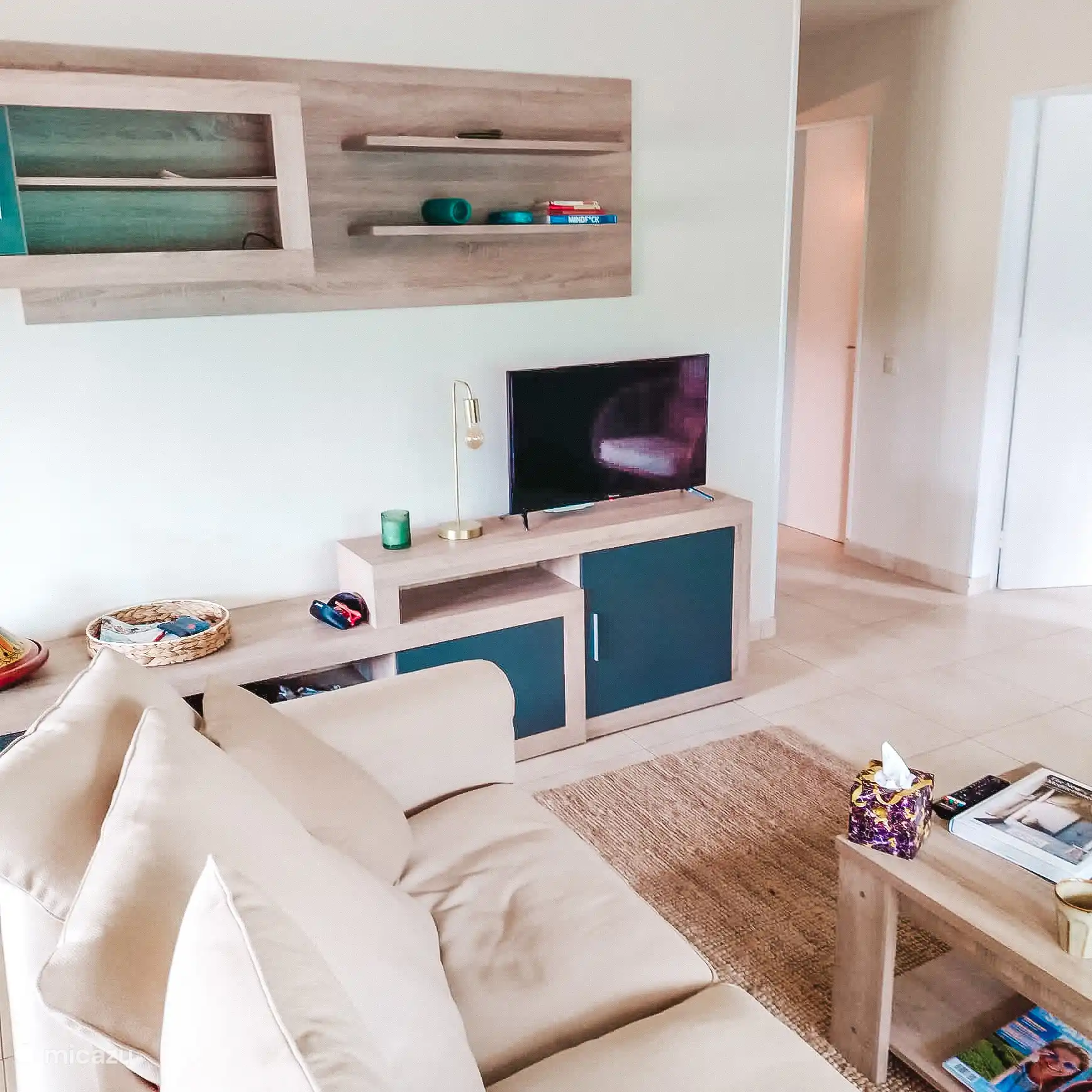 Das Wohnzimmer mit zwei Schlafzimmertüren im Hintergrund