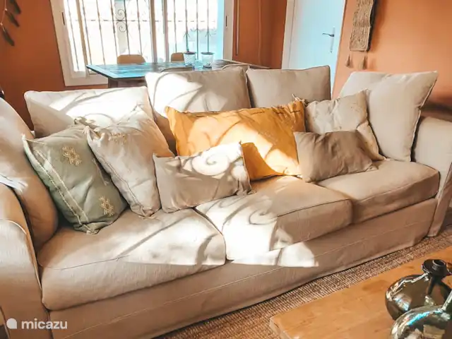 Location de Vacances Espagne, Costa Dorada, Mont-Roig del Camp, maison de vacances - Casa Porta Verda Salon confortable avec canapé spacieux et la table à manger derrière lui