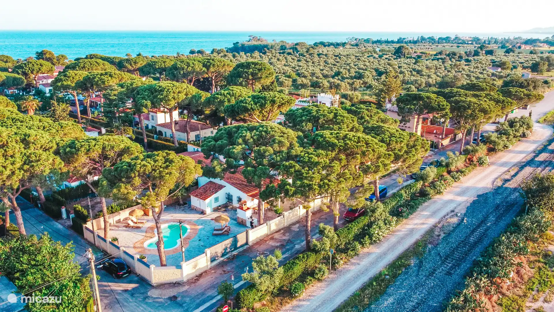 Casa Porta Verda befindet sich in einem ruhigen spanischen Viertel, nur wenige Gehminuten vom Meer entfernt. Das Gelände ist komplett ummauert